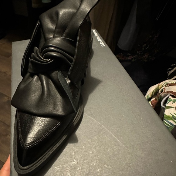 Leather women shoes with large front bow. New. Never worn. Without origin box. - Picture 2 of 4